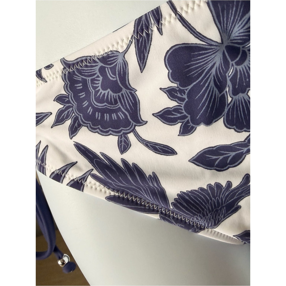 Cupshe NWT Navy White Floral Wrap Bikini Set Tie Side Swimsuit Size Medium